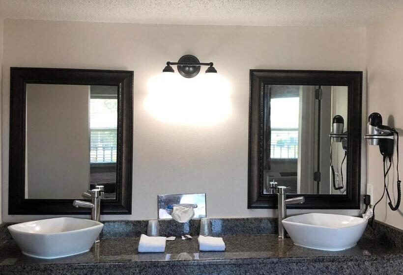 חדר דלוקס עם מיטת קינג, Sun Coast Inn