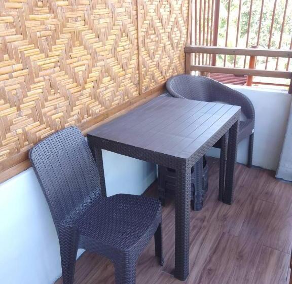 اتاق خانوادگی, Mischa S Hostel