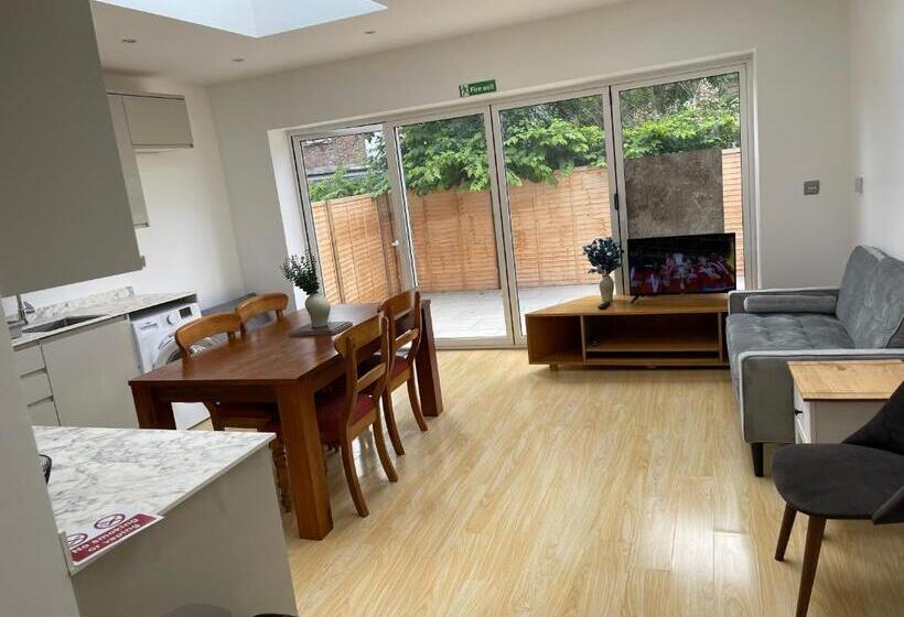 اتاق استاندارد سه نفره, Lonsdale Place