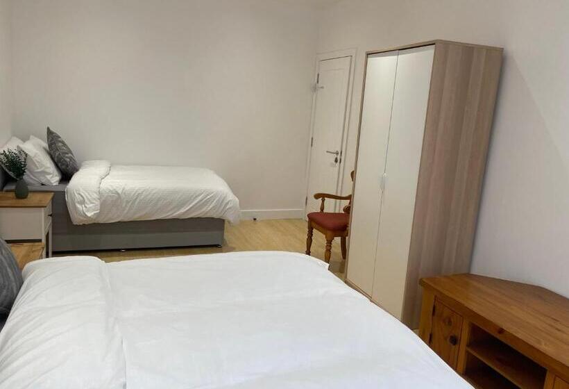 اتاق استاندارد سه نفره, Lonsdale Place