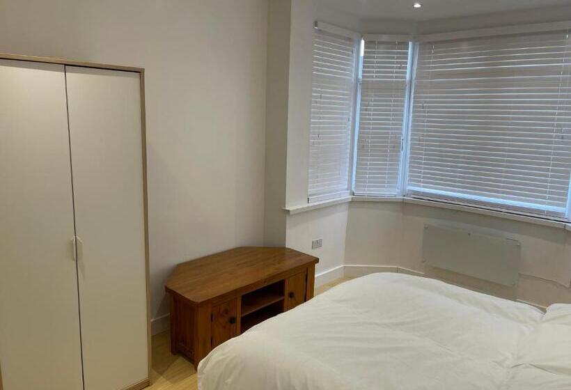 اتاق استاندارد سه نفره, Lonsdale Place