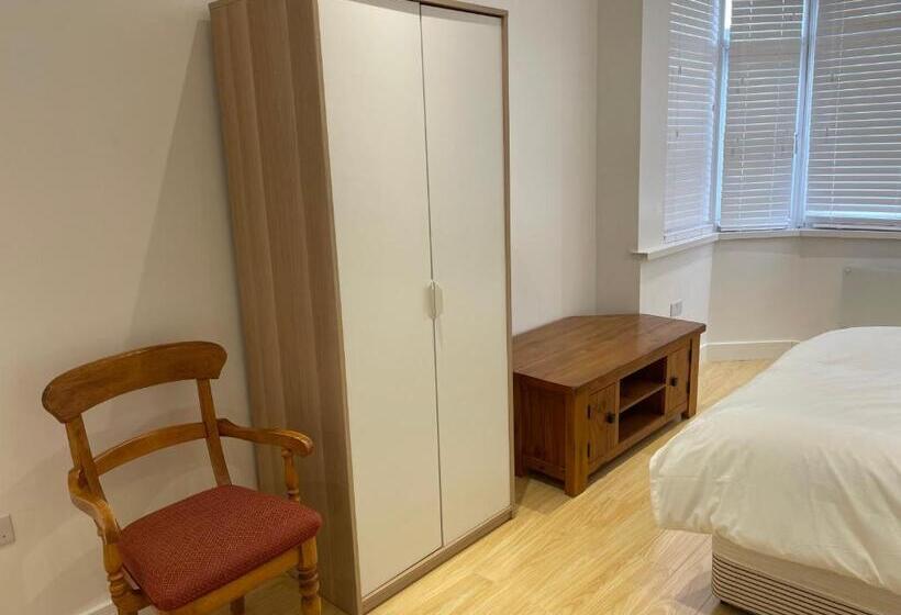 اتاق استاندارد سه نفره, Lonsdale Place