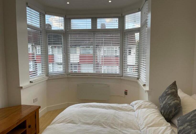 اتاق استاندارد سه نفره, Lonsdale Place
