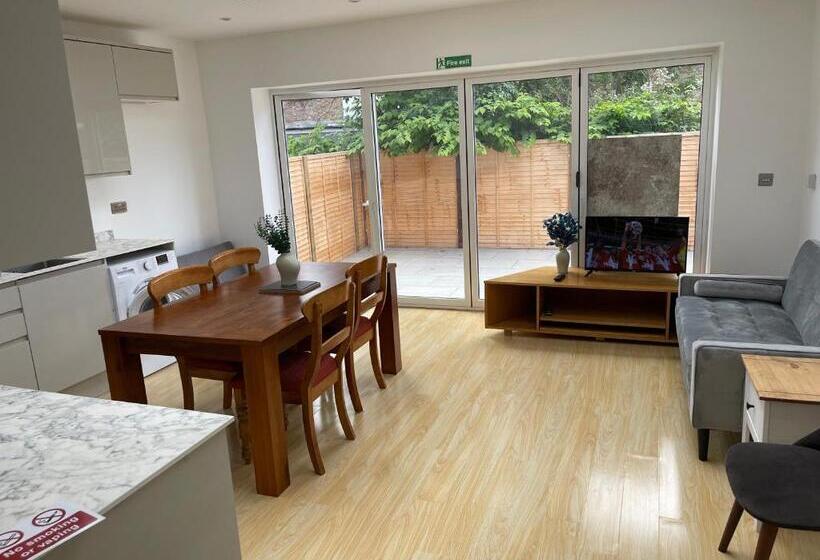 اتاق استاندارد سه نفره, Lonsdale Place