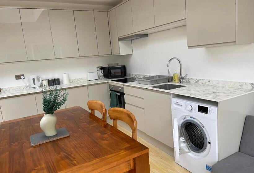 اتاق استاندارد سه نفره, Lonsdale Place
