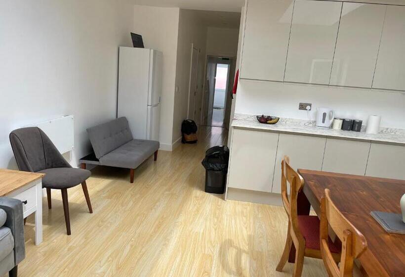 اتاق استاندارد سه نفره, Lonsdale Place