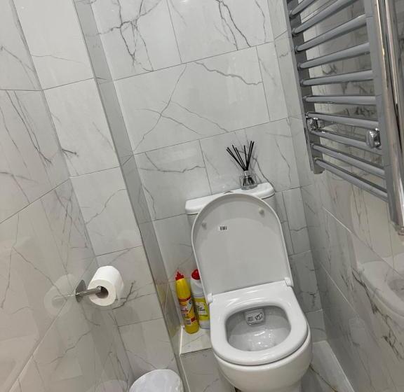 اتاق لوکس, Lonsdale Place