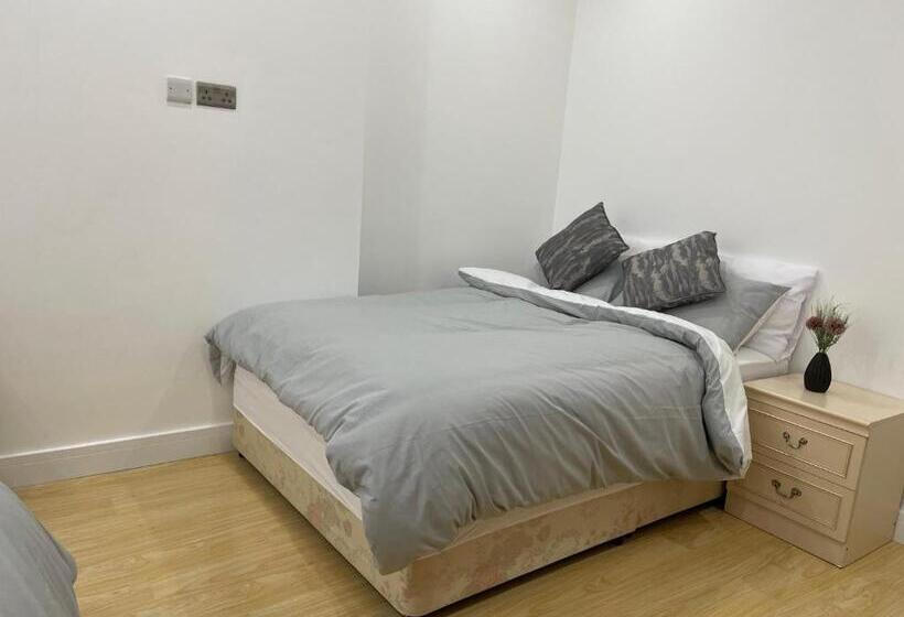 اتاق لوکس, Lonsdale Place