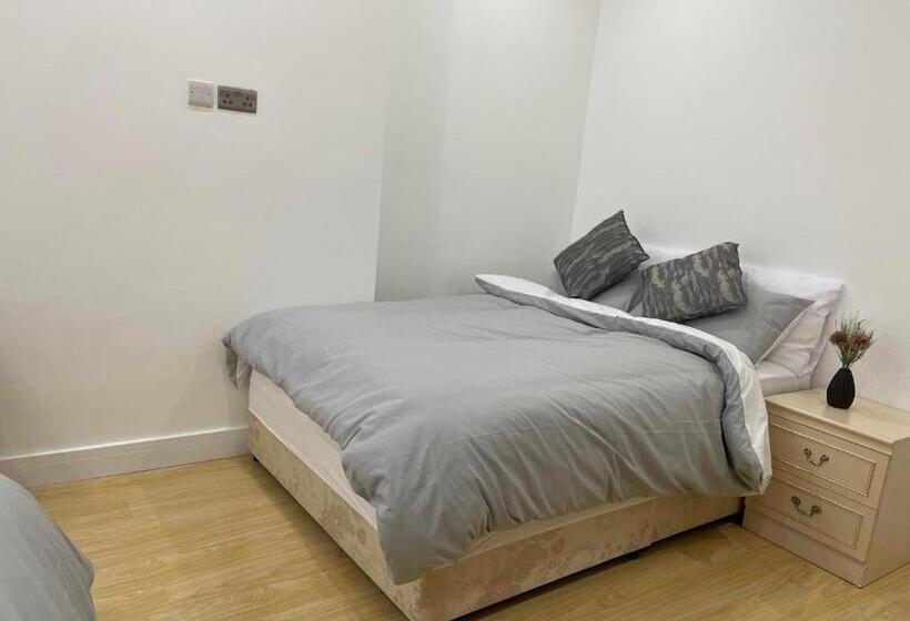اتاق لوکس, Lonsdale Place