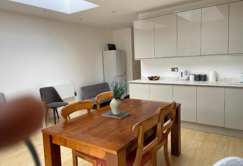 اتاق لوکس, Lonsdale Place