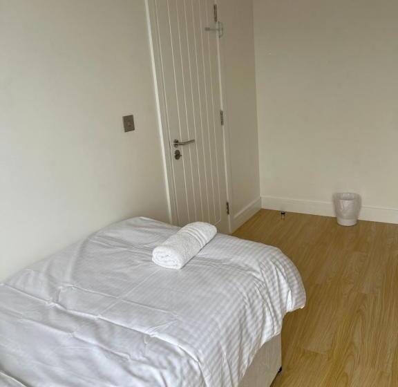 اتاق استاندارد, Lonsdale Place