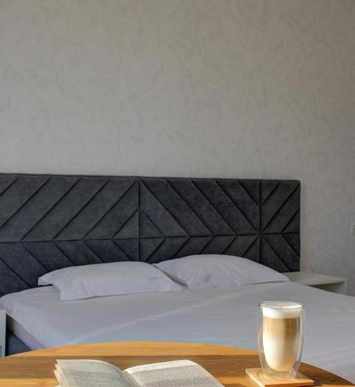 اتاق استاندارد با چشم‌انداز دریاچه, Novel Hotel And Apartments