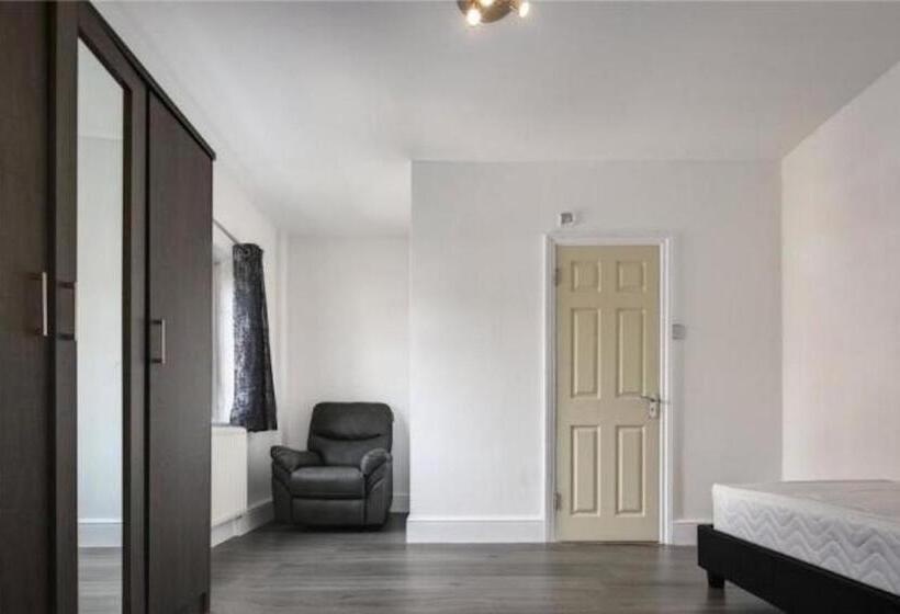 Номер Стандарт, Room In Guest Room   Limehouse Townhomes Modern Spacious Serviced En Suite Room With A Garden View