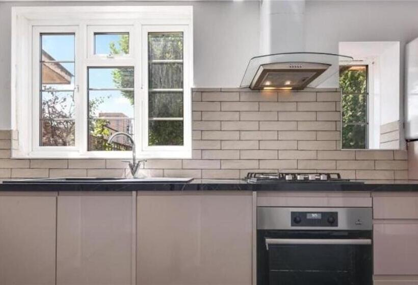 Номер Стандарт, Room In Guest Room   Limehouse Townhomes Modern Spacious Serviced En Suite Room With A Garden View