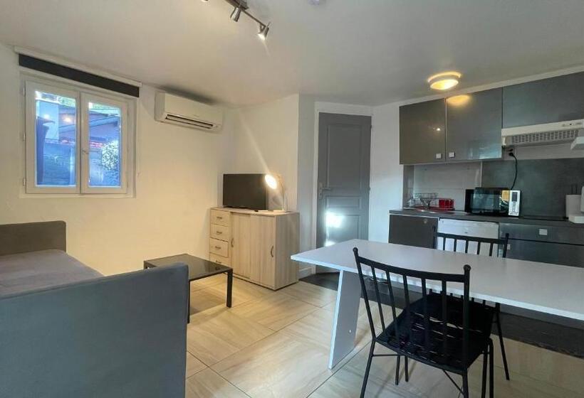 Escritório Estándar, Le Doolie S   Hostel B&b