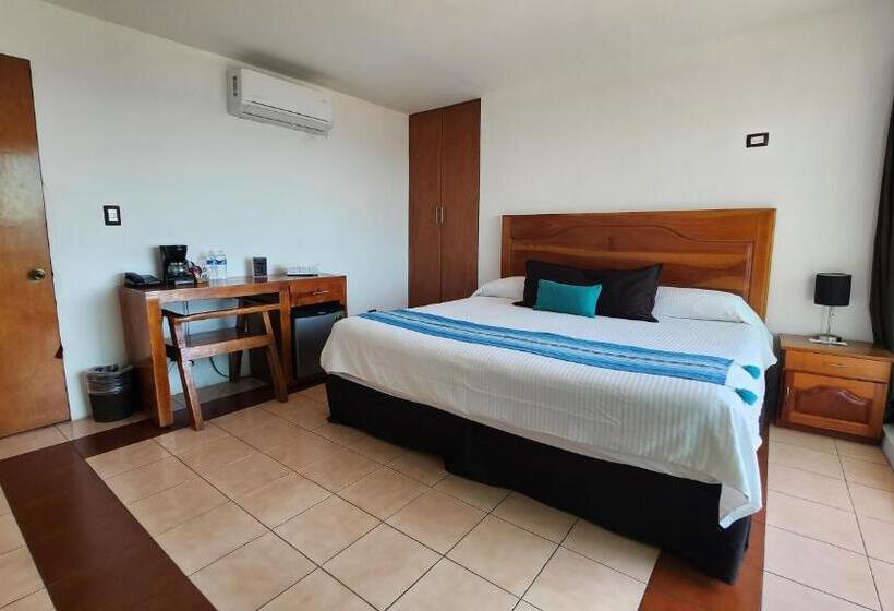اتاق استاندارد با تخت بزرگ, Hill House Mazatlan   Bed & Breakfast