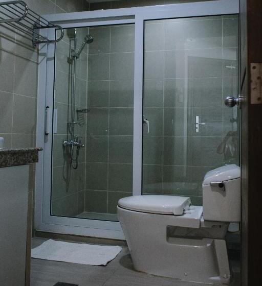 חדר סופריור לשלושה, Leope