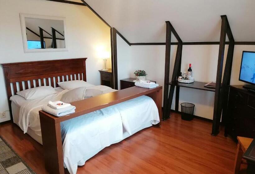 Номер Стандарт с Балконом, Cronin S Guesthouse Bed & Breakfast