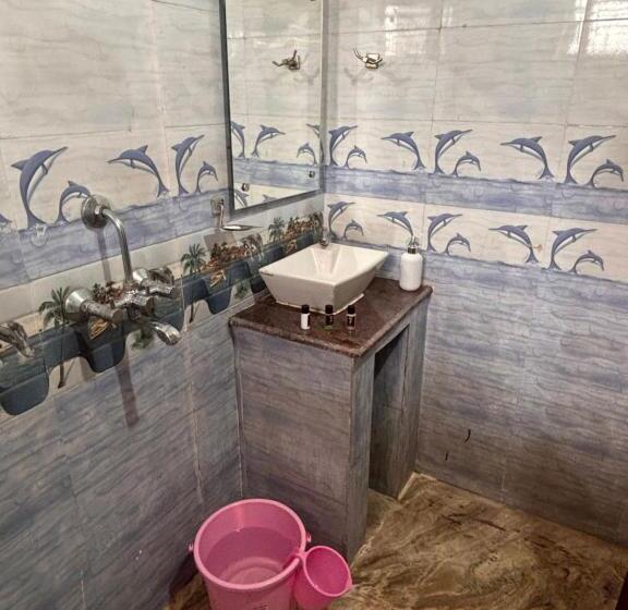 سوییت اجرایی, Dee Dash Inn