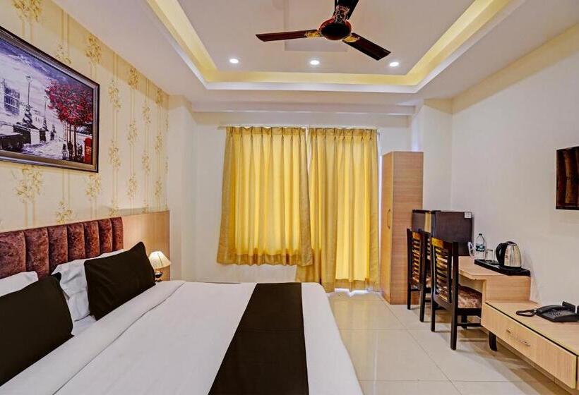 디럭스 룸 킹사이즈 침대, Grow India Taark Near Igi Airport