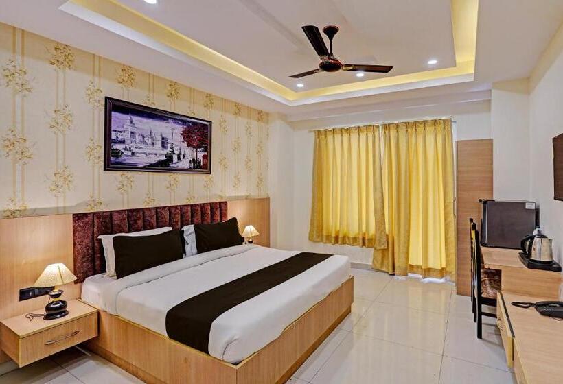 디럭스 룸 킹사이즈 침대, Grow India Taark Near Igi Airport