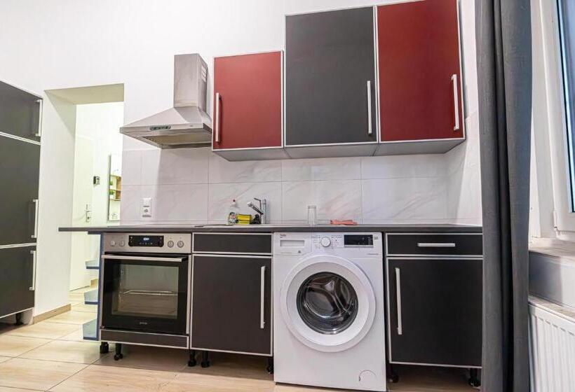 اتاق استاندارد سه تخته با سرویس بهداشتی مشترک, 6 Min To Amusement Park   Economy Rooms In Shared Apartment