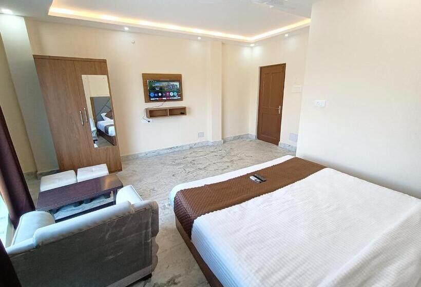 豪华三人间, Super Oyo Hotel Danish Dreamstay