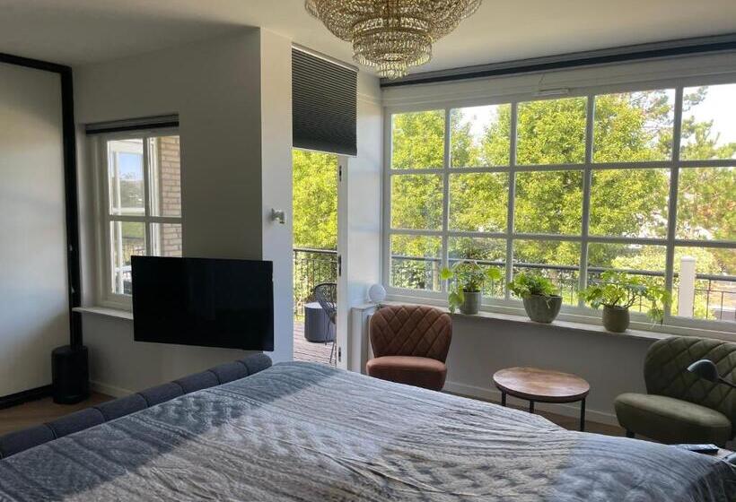 اتاق لوکس با بالکن, Droomvakanties Egmond B&b Nummer 8