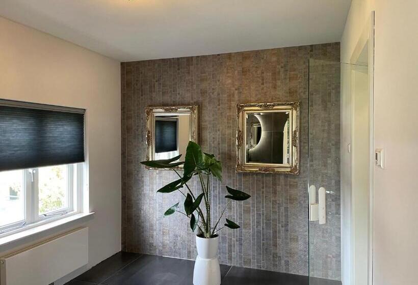 اتاق لوکس با بالکن, Droomvakanties Egmond B&b Nummer 8