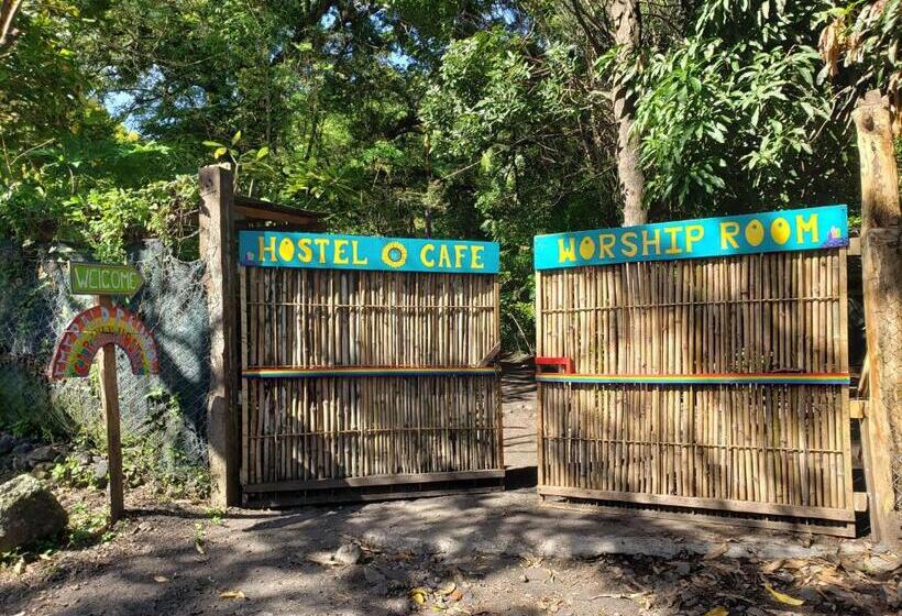 스탠다드 트리플 룸 가든 전망, Rainbow Caravan Hostel