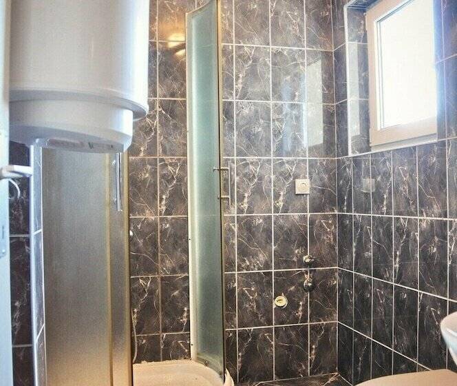اتاق استاندارد با سرویس بهداشتی مشترک, Voyage Hostel