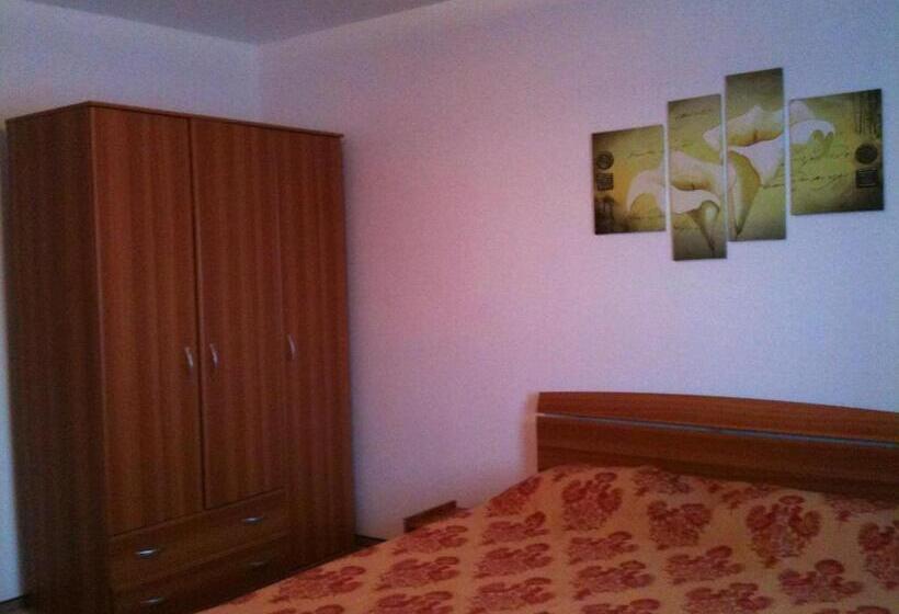 Economy Triple Room, Mellys Haus