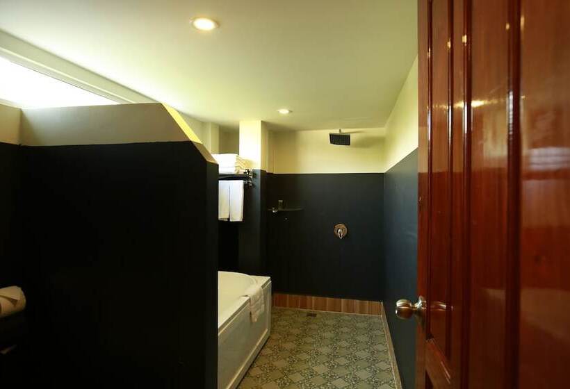 デラックストリプルルーム, Chheng Residence