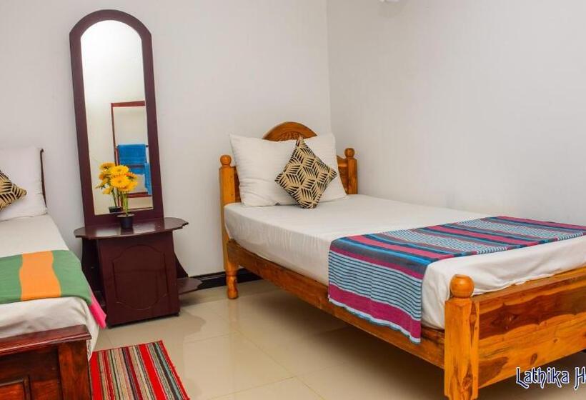 اتاق استاندارد سه نفره, Lathika Homes
