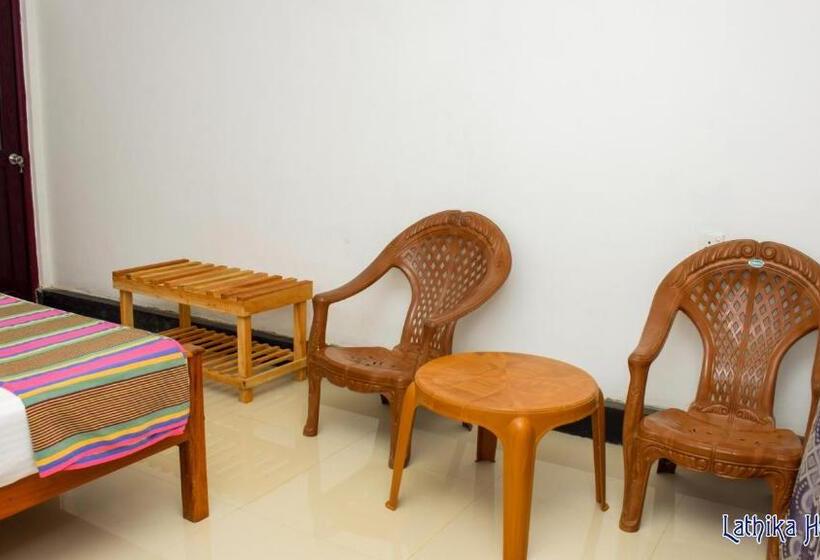 اتاق استاندارد سه نفره, Lathika Homes