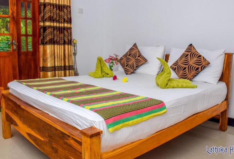 اتاق لوکس سه تخته, Lathika Homes