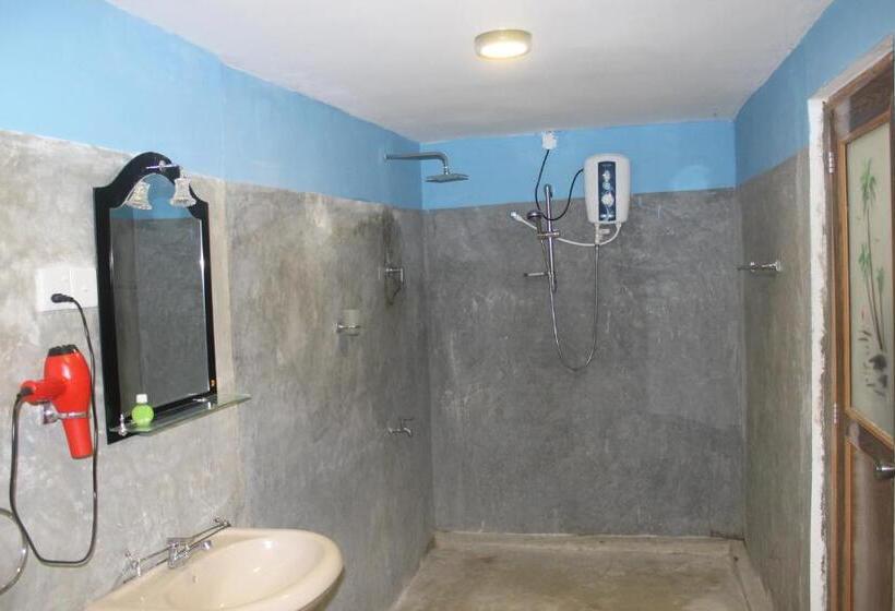 اتاق خانوادگی, Lathika Homes