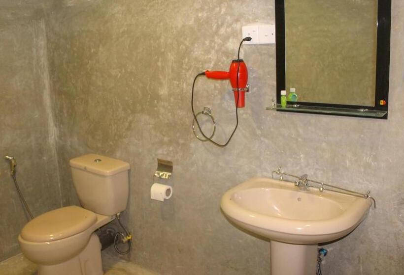 اتاق خانوادگی, Lathika Homes
