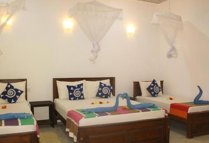 اتاق خانوادگی, Lathika Homes