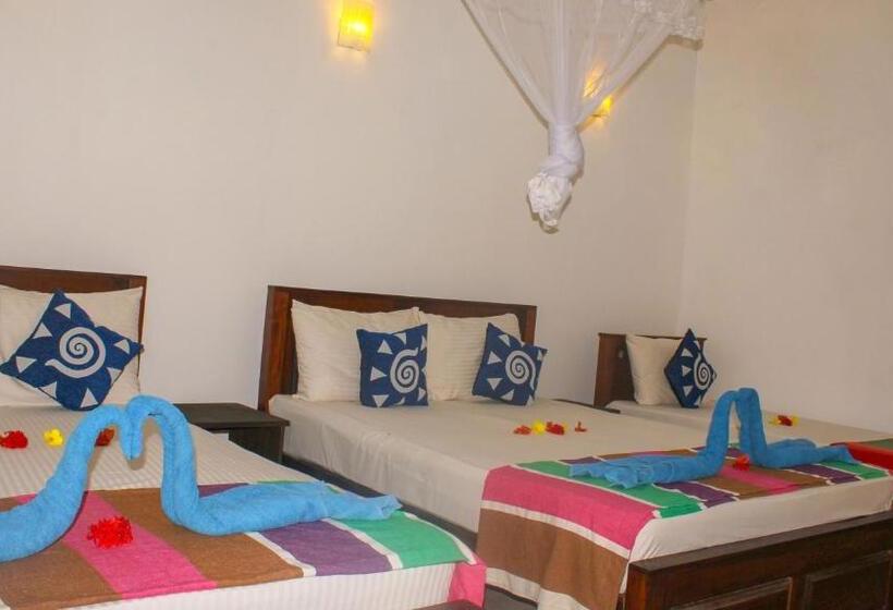اتاق خانوادگی, Lathika Homes