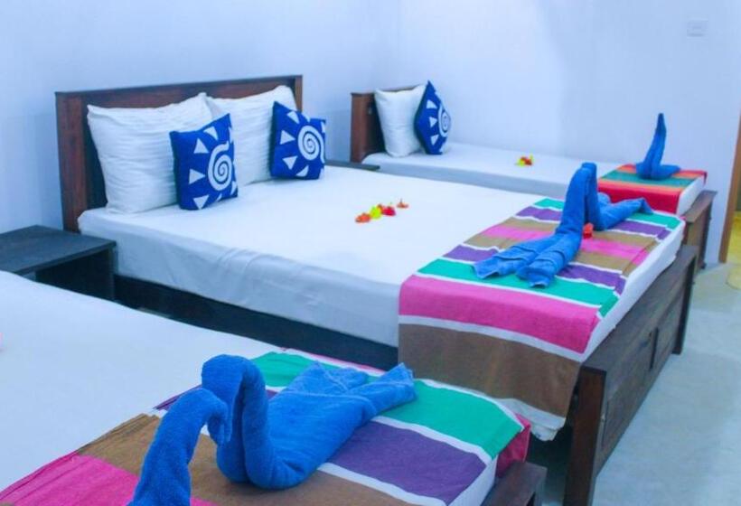 اتاق خانوادگی, Lathika Homes