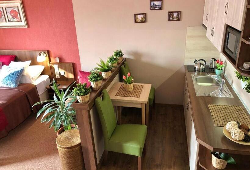 Студия Deluxe, Ambrózia étterem és Panzió
