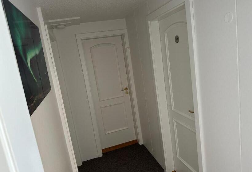 اتاق استاندارد سه تخته با سرویس بهداشتی مشترک, Guesthouse Dyngja