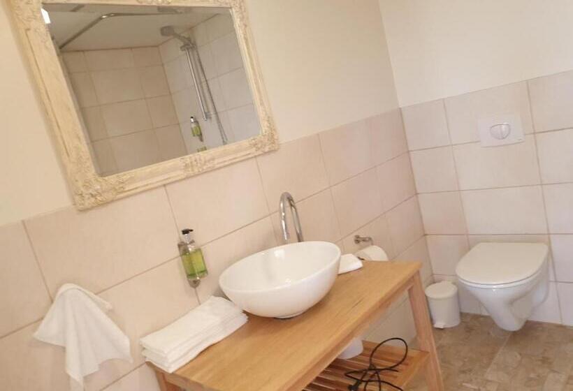 استودیوی استاندارد, Guesthouse Dyngja