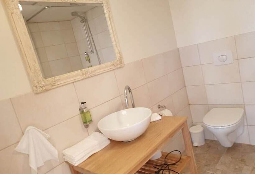 استودیوی استاندارد, Guesthouse Dyngja