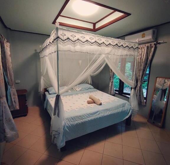 디럭스 룸 킹사이즈 침대, Phayam Coconut Beach Resort