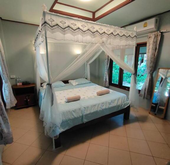 디럭스 룸 킹사이즈 침대, Phayam Coconut Beach Resort