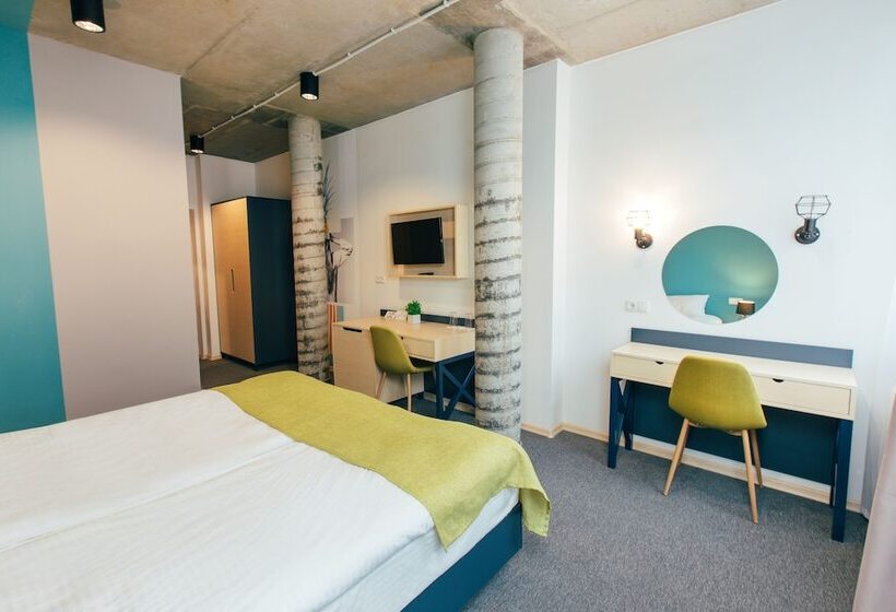 غرفة قياسية مزوَّدة بشُرفة, Jam Hotel Hnatyuka