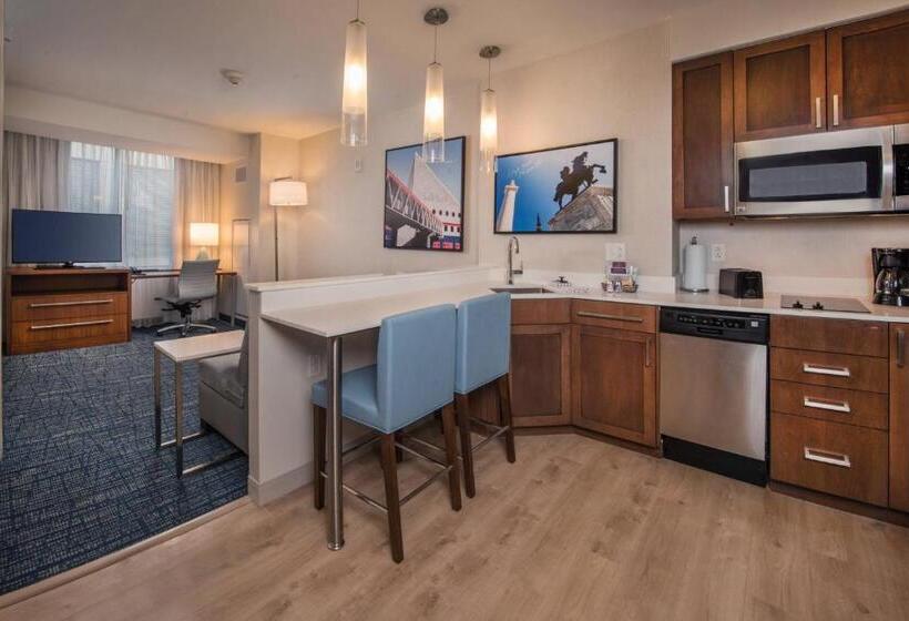 带大床的套房, Residence Inn By Marriott Baltimore At The Johns Hopkins Medical Campus