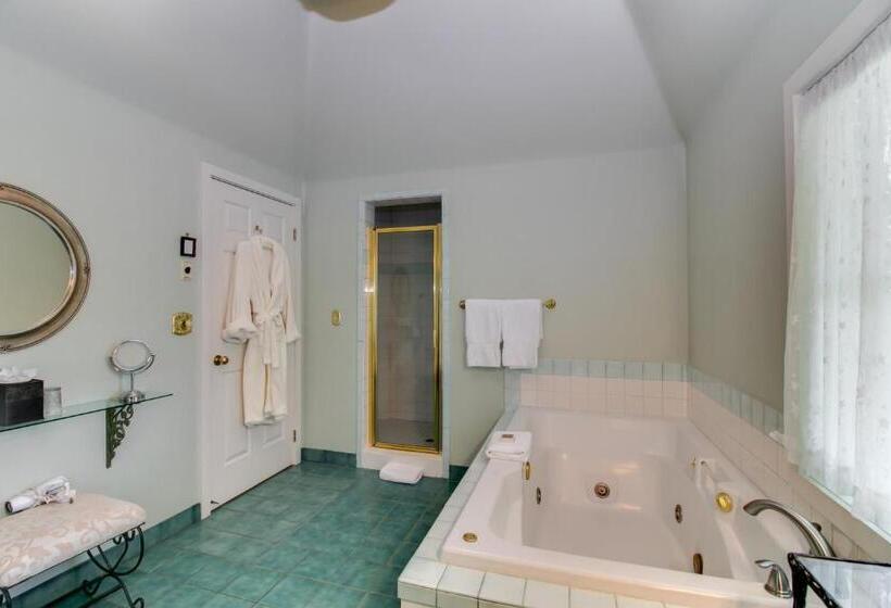 Люкс Deluxe Кровать Кинг, Winchester Inn